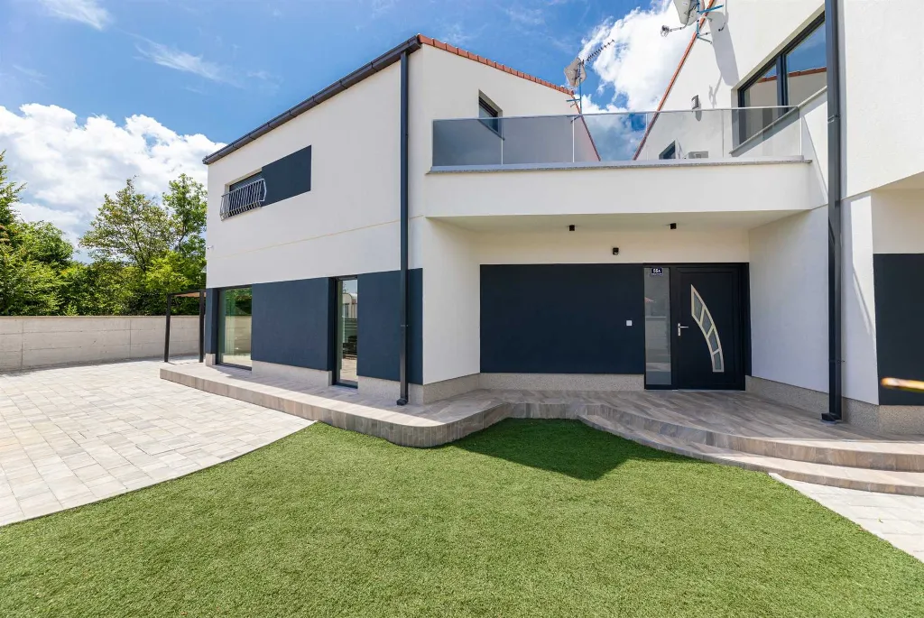 3-Bedroom House with Private Pool & Jacuzzi in Hlapa