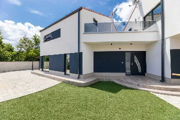 3-Bedroom House with Private Pool & Jacuzzi in Hlapa