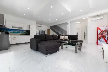 3-Bedroom House with Private Pool & Jacuzzi in Hlapa