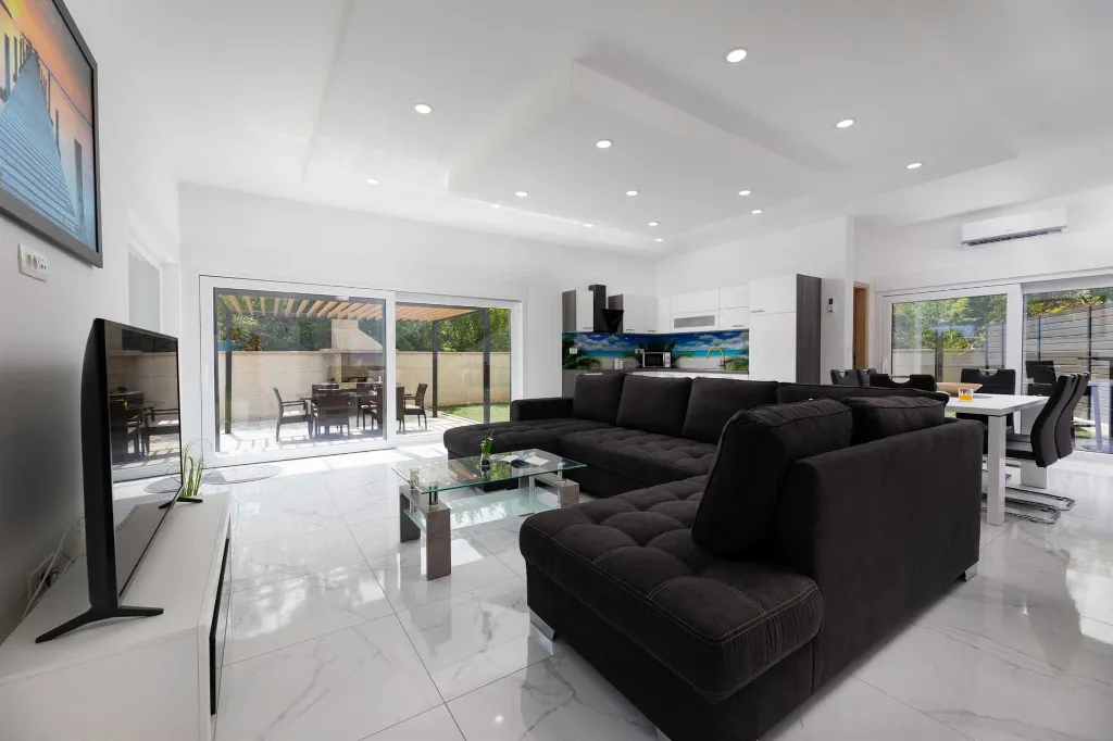 3-Bedroom House with Private Pool & Jacuzzi in Hlapa