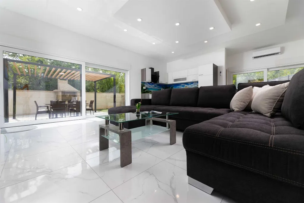 3-Bedroom House with Private Pool & Jacuzzi in Hlapa