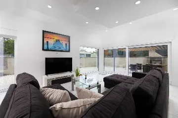 3-Bedroom House with Private Pool & Jacuzzi in Hlapa