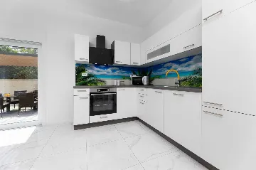 3-Bedroom House with Private Pool & Jacuzzi in Hlapa