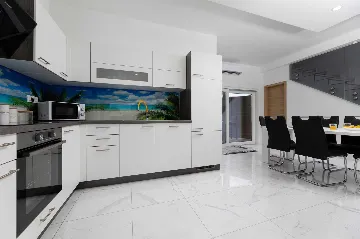 3-Bedroom House with Private Pool & Jacuzzi in Hlapa