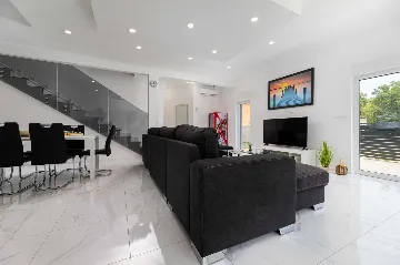 3-Bedroom House with Private Pool & Jacuzzi in Hlapa