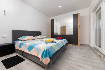 3-Bedroom House with Private Pool & Jacuzzi in Hlapa