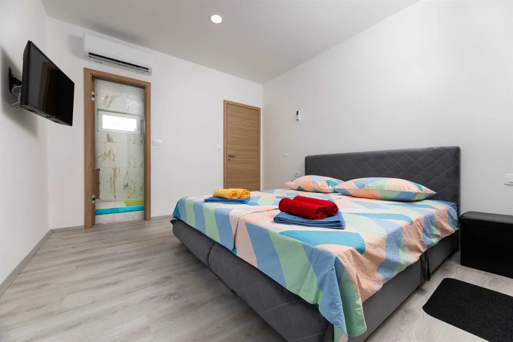3-Bedroom House with Private Pool & Jacuzzi in Hlapa