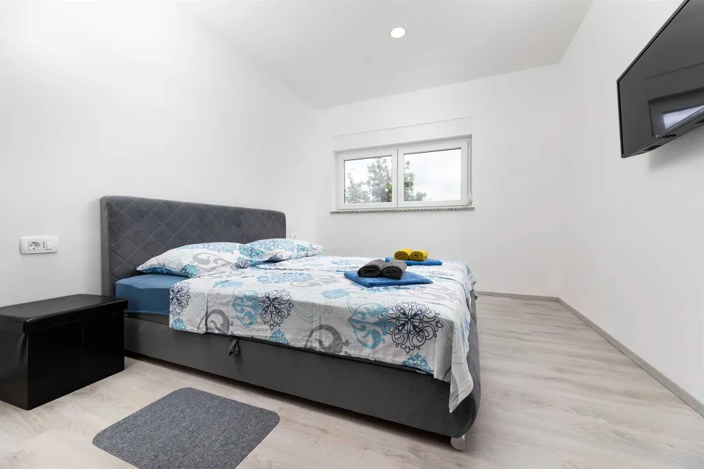 3-Bedroom House with Private Pool & Jacuzzi in Hlapa