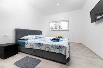 3-Bedroom House with Private Pool & Jacuzzi in Hlapa