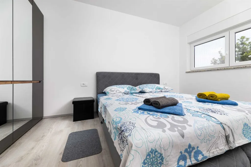3-Bedroom House with Private Pool & Jacuzzi in Hlapa