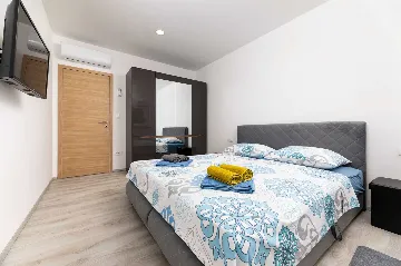 3-Bedroom House with Private Pool & Jacuzzi in Hlapa