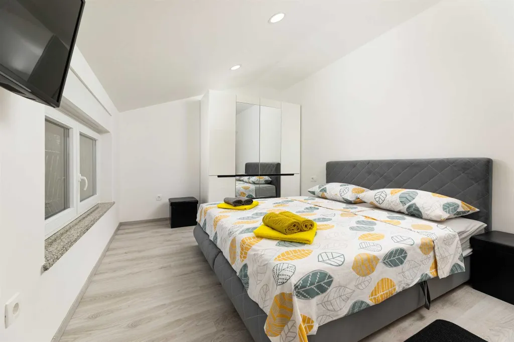 3-Bedroom House with Private Pool & Jacuzzi in Hlapa