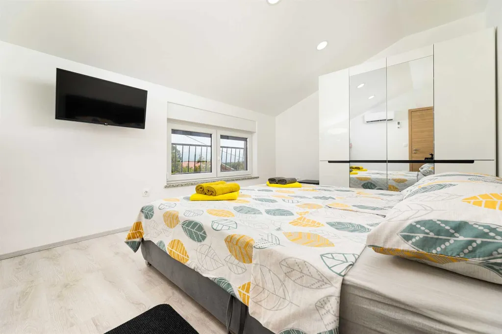 3-Bedroom House with Private Pool & Jacuzzi in Hlapa