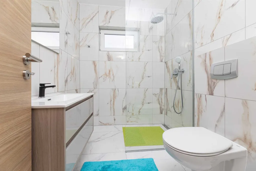 3-Bedroom House with Private Pool & Jacuzzi in Hlapa