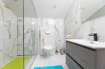 3-Bedroom House with Private Pool & Jacuzzi in Hlapa