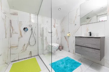 3-Bedroom House with Private Pool & Jacuzzi in Hlapa