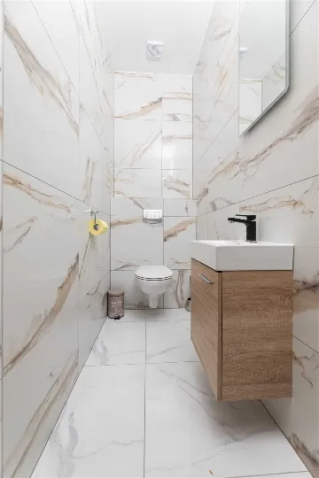 3-Bedroom House with Private Pool & Jacuzzi in Hlapa