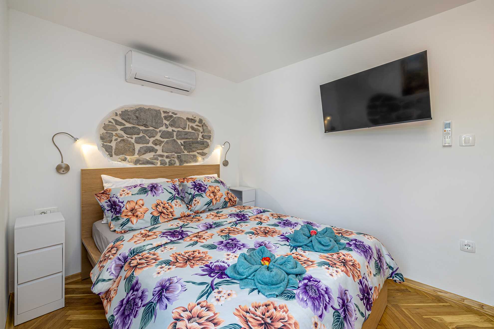 Holiday house SAN LEONARDO with private pool