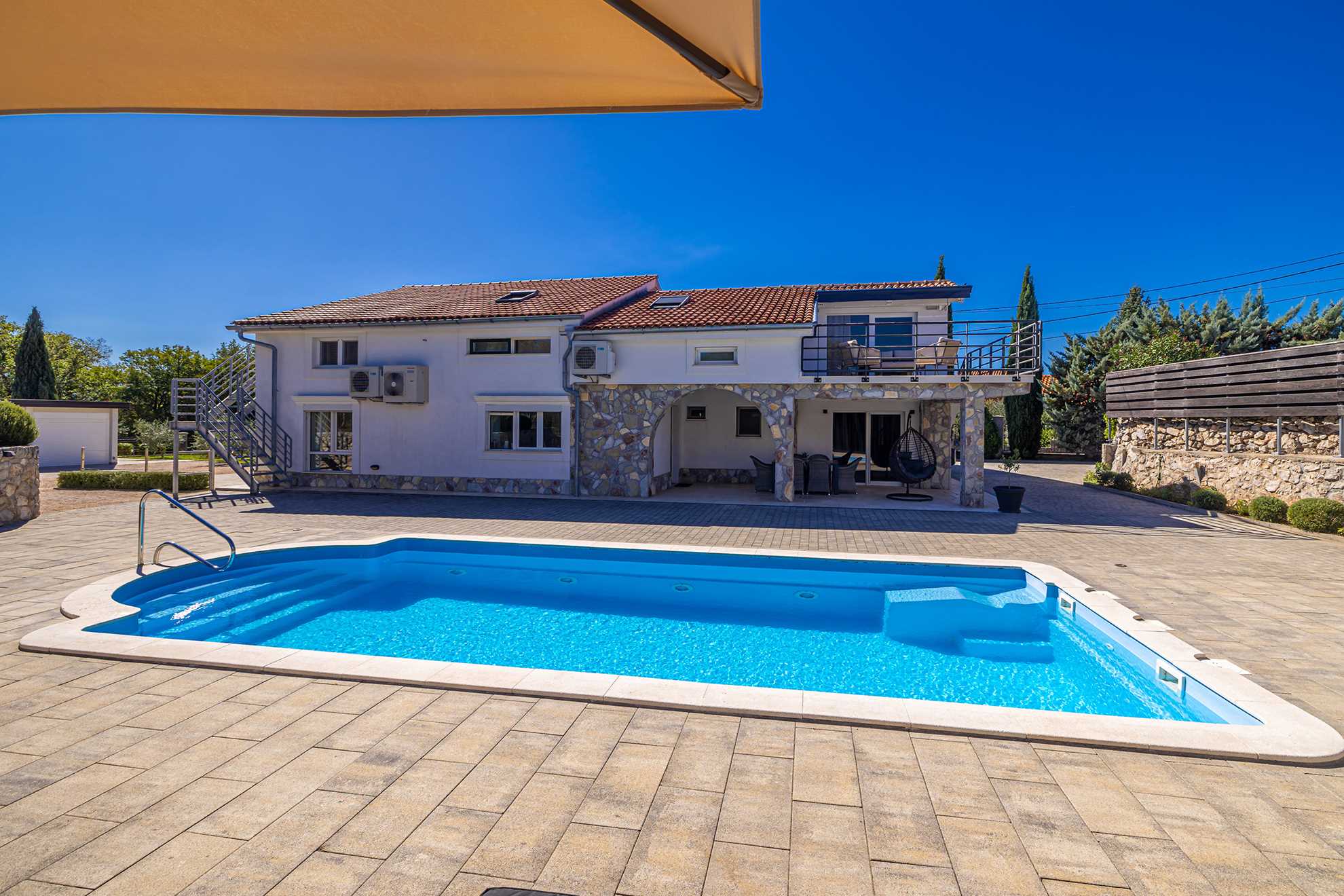 Apartman ADVIMA s privatnim grijanim bazenom