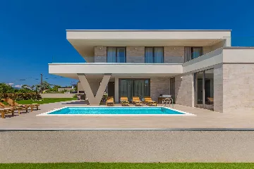 Villa in Linardići with Private Heated Pool and Sauna