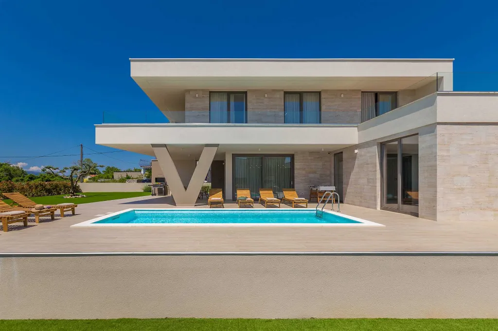 Villa in Linardići with Private Heated Pool and Sauna