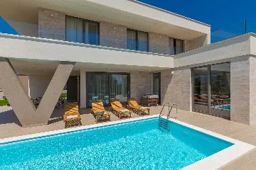 Villa in Linardići with Private Heated Pool and Sauna