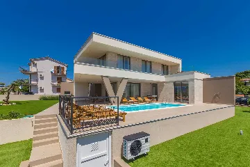 Villa in Linardići with Private Heated Pool and Sauna