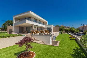 Villa in Linardići with Private Heated Pool and Sauna