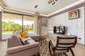 Villa in Linardići with Private Heated Pool and Sauna