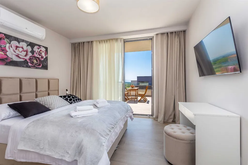 Villa in Linardići with Private Heated Pool and Sauna