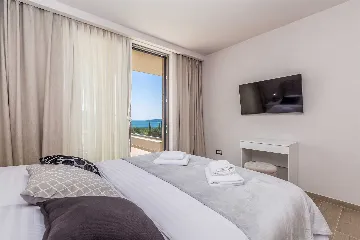 Villa in Linardići with Private Heated Pool and Sauna