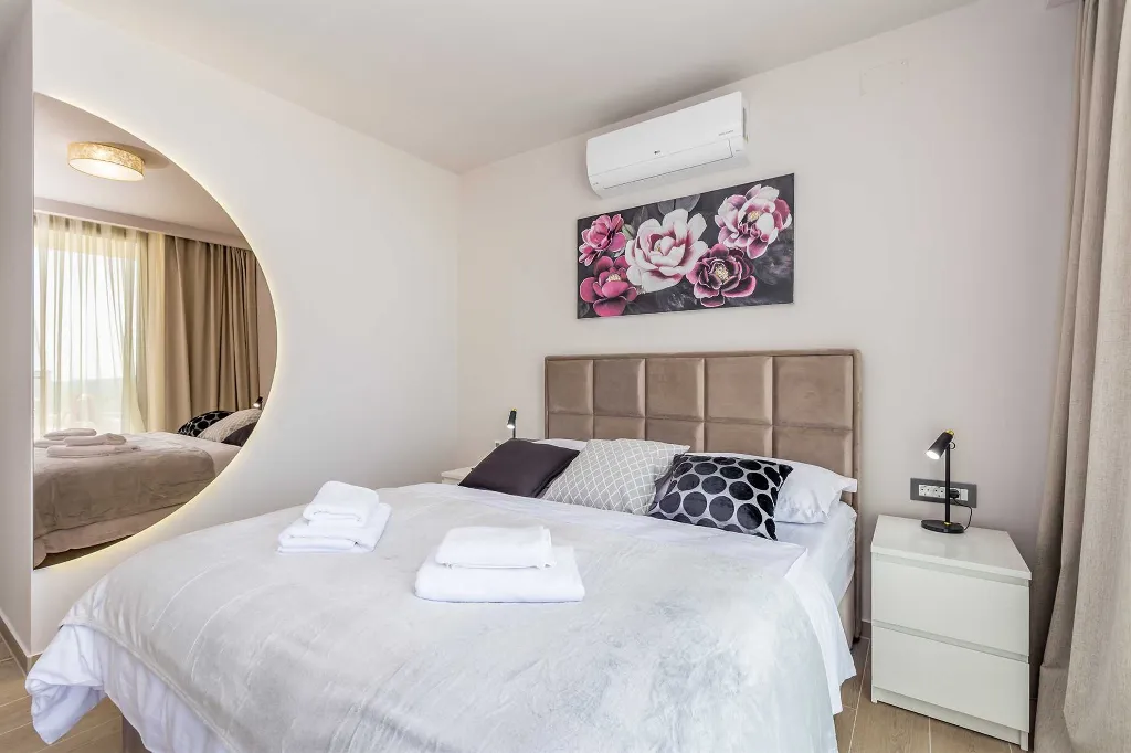 Villa in Linardići with Private Heated Pool and Sauna