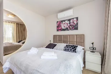 Villa in Linardići with Private Heated Pool and Sauna