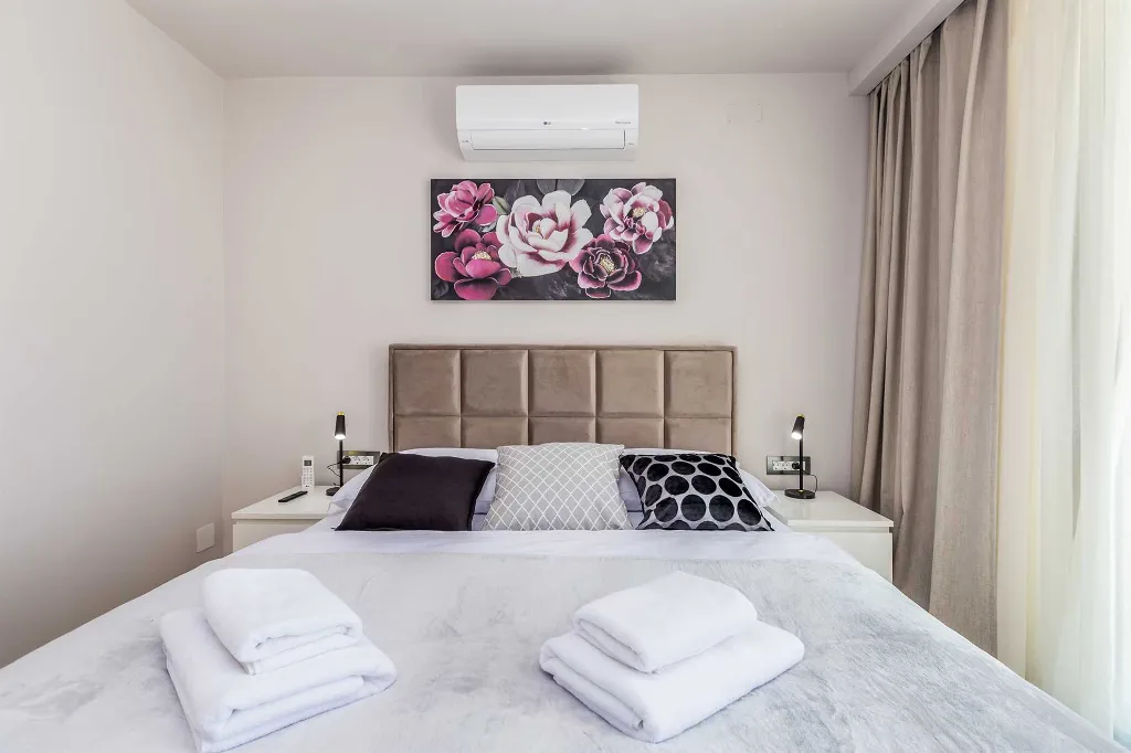 Villa in Linardići with Private Heated Pool and Sauna