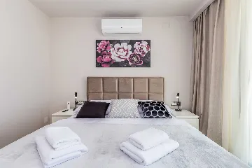 Villa in Linardići with Private Heated Pool and Sauna