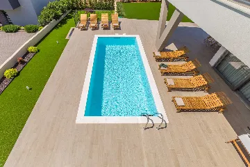 Villa in Linardići with Private Heated Pool and Sauna