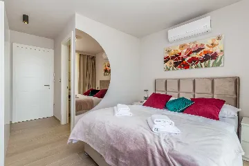 Villa in Linardići with Private Heated Pool and Sauna