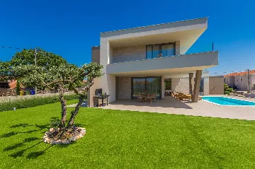 Villa in Linardići with Private Heated Pool and Sauna