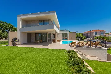 Villa in Linardići with Private Heated Pool and Sauna