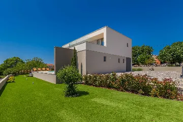 Villa in Linardići with Private Heated Pool and Sauna