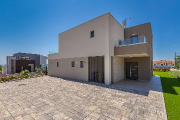 Villa in Linardići with Private Heated Pool and Sauna