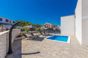 Three-Bedroom Villa with Heated Pool in Malinska