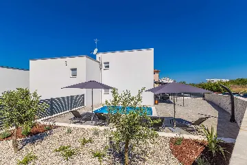 Three-Bedroom Villa with Heated Pool in Malinska