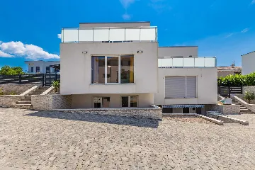 Three-Bedroom Villa with Heated Pool in Malinska