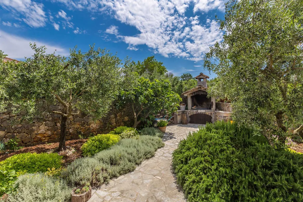 House with Private Pool for 4-5 in Sv. Ivan Dobrinjski