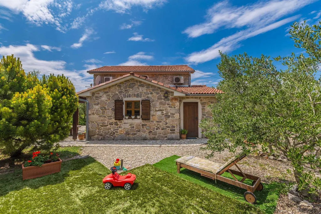 House with Private Pool for 4-5 in Sv. Ivan Dobrinjski