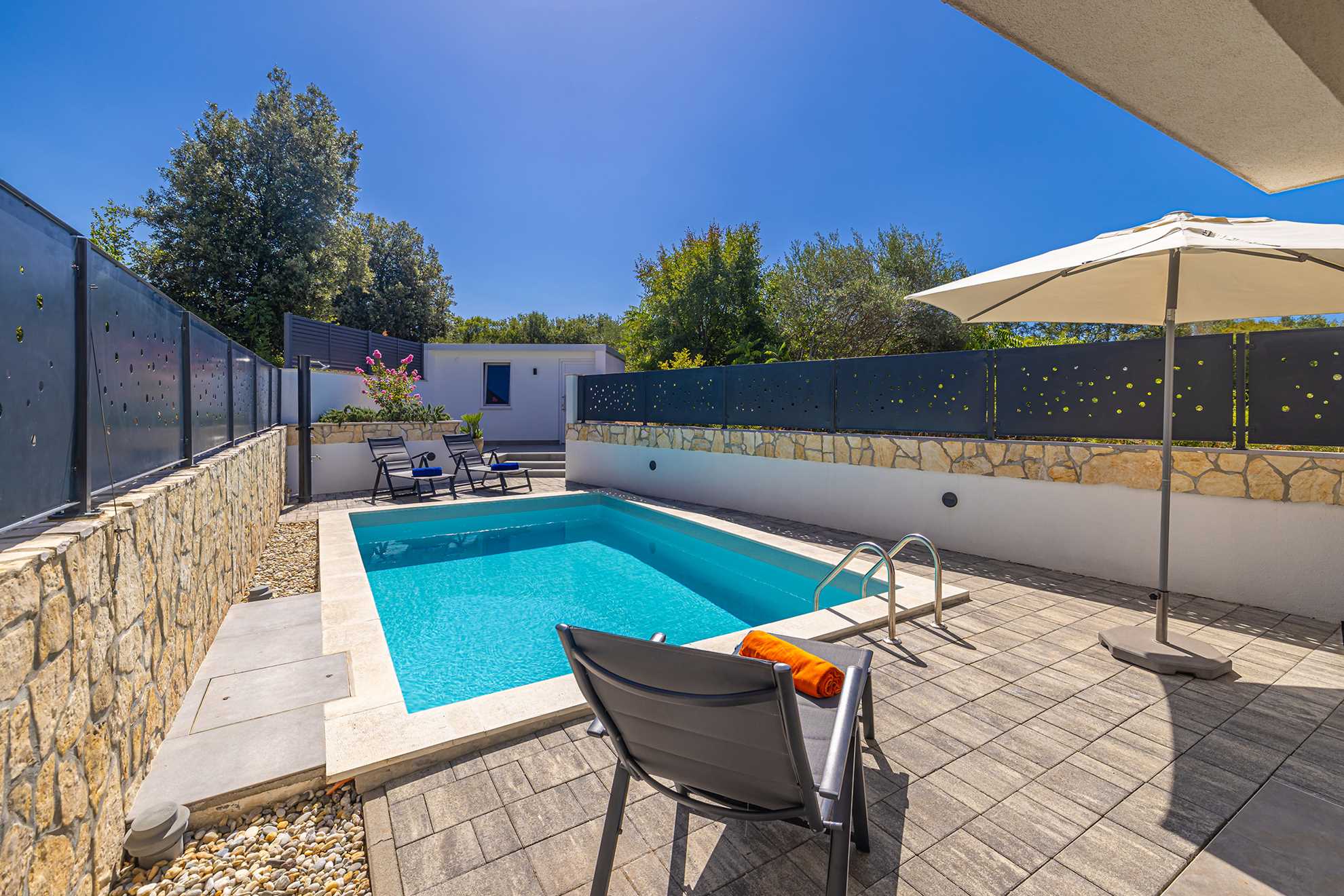 Villa LARUS s privatnim bazenom