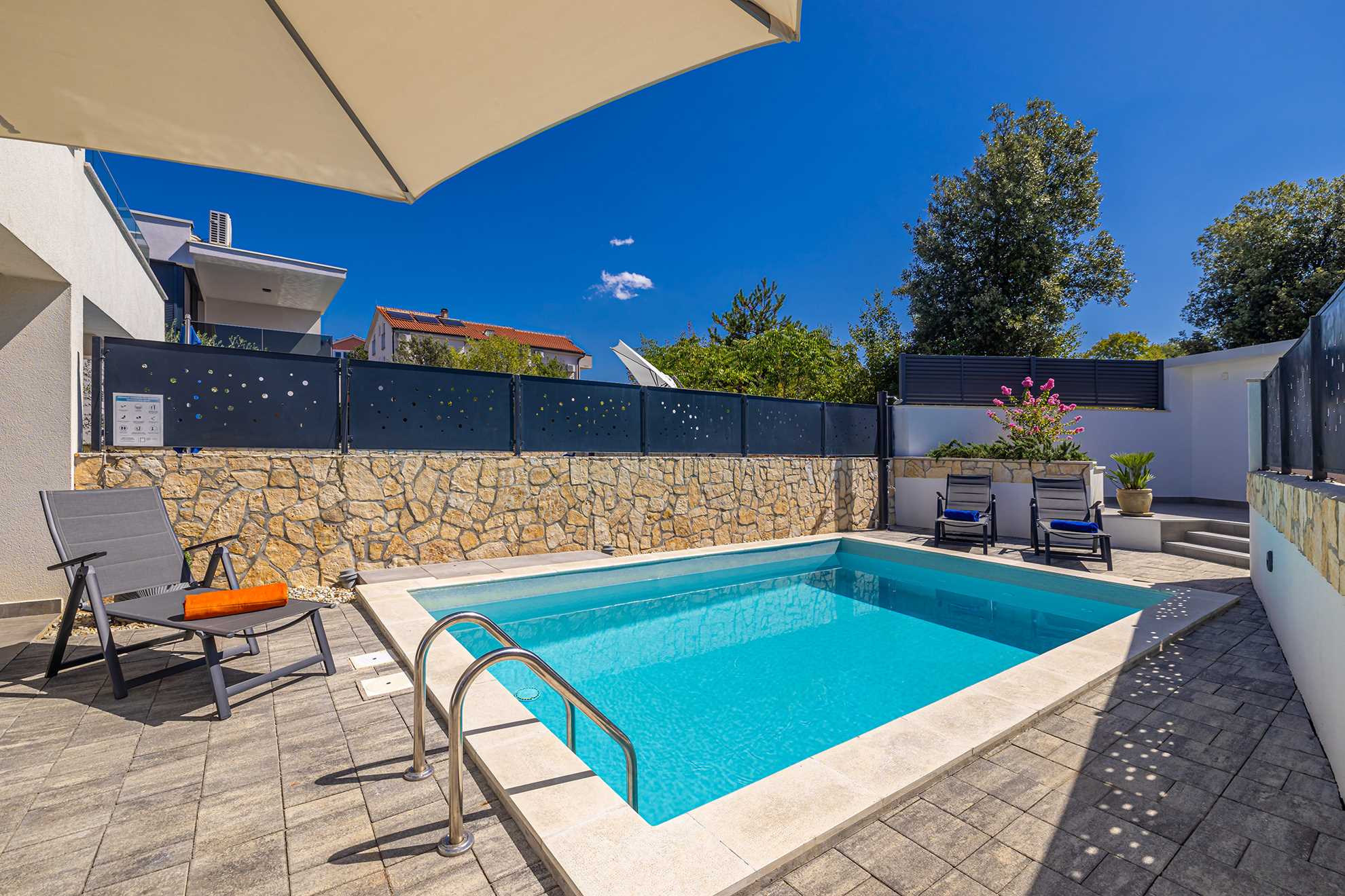 Villa LARUS s privatnim bazenom