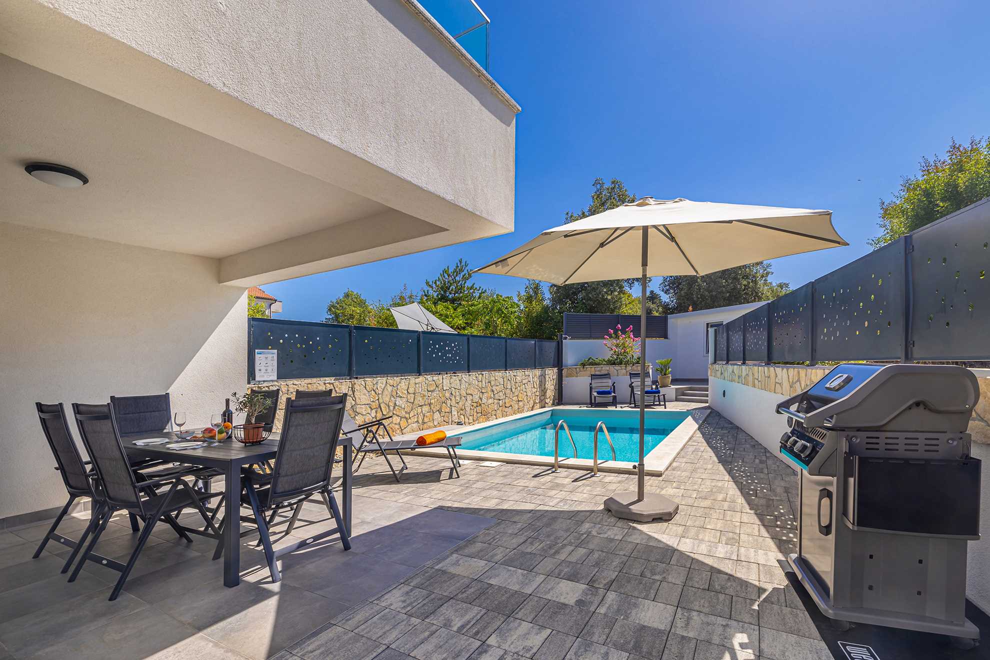Villa LARUS s privatnim bazenom