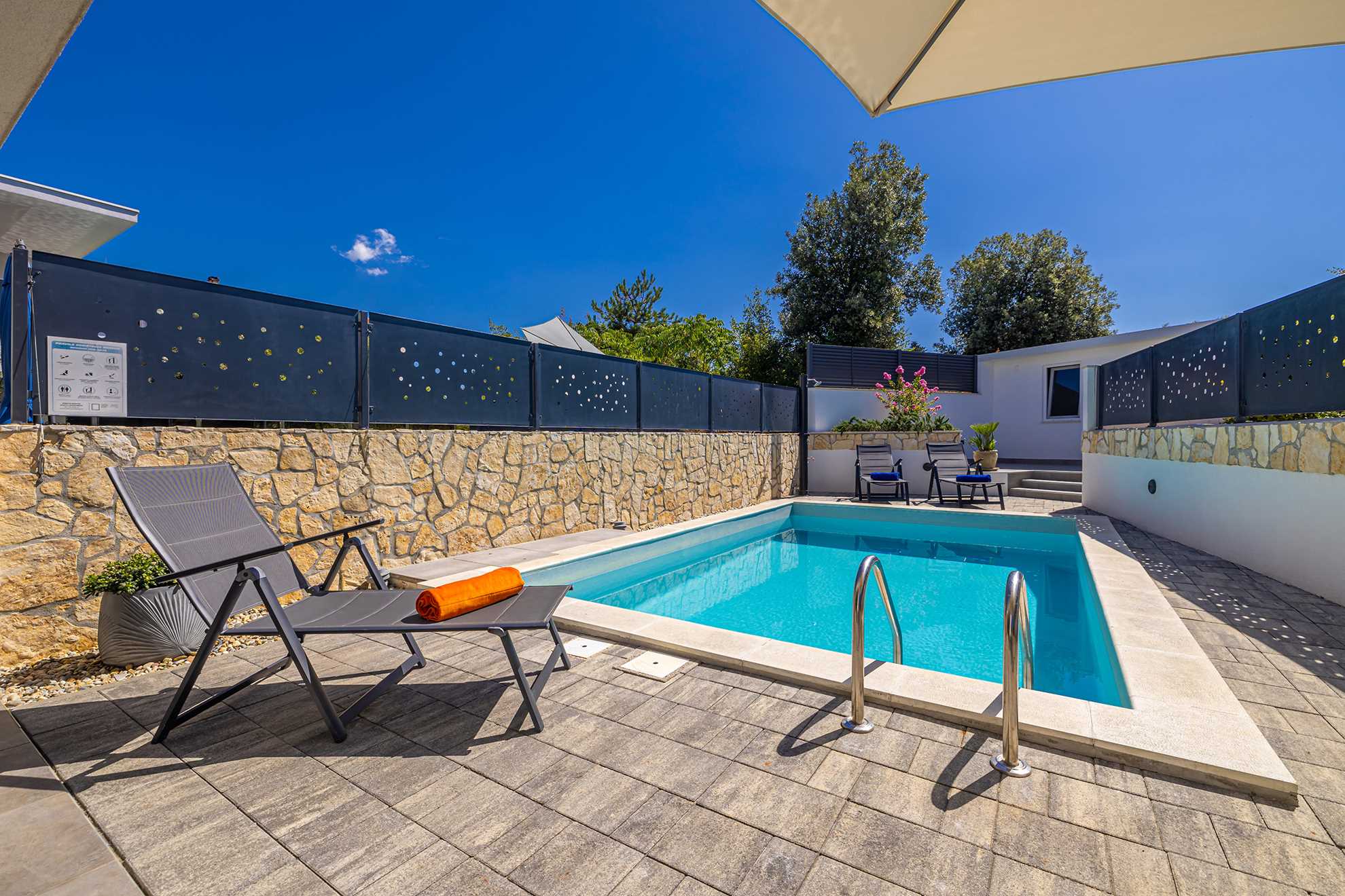 Villa LARUS s privatnim bazenom